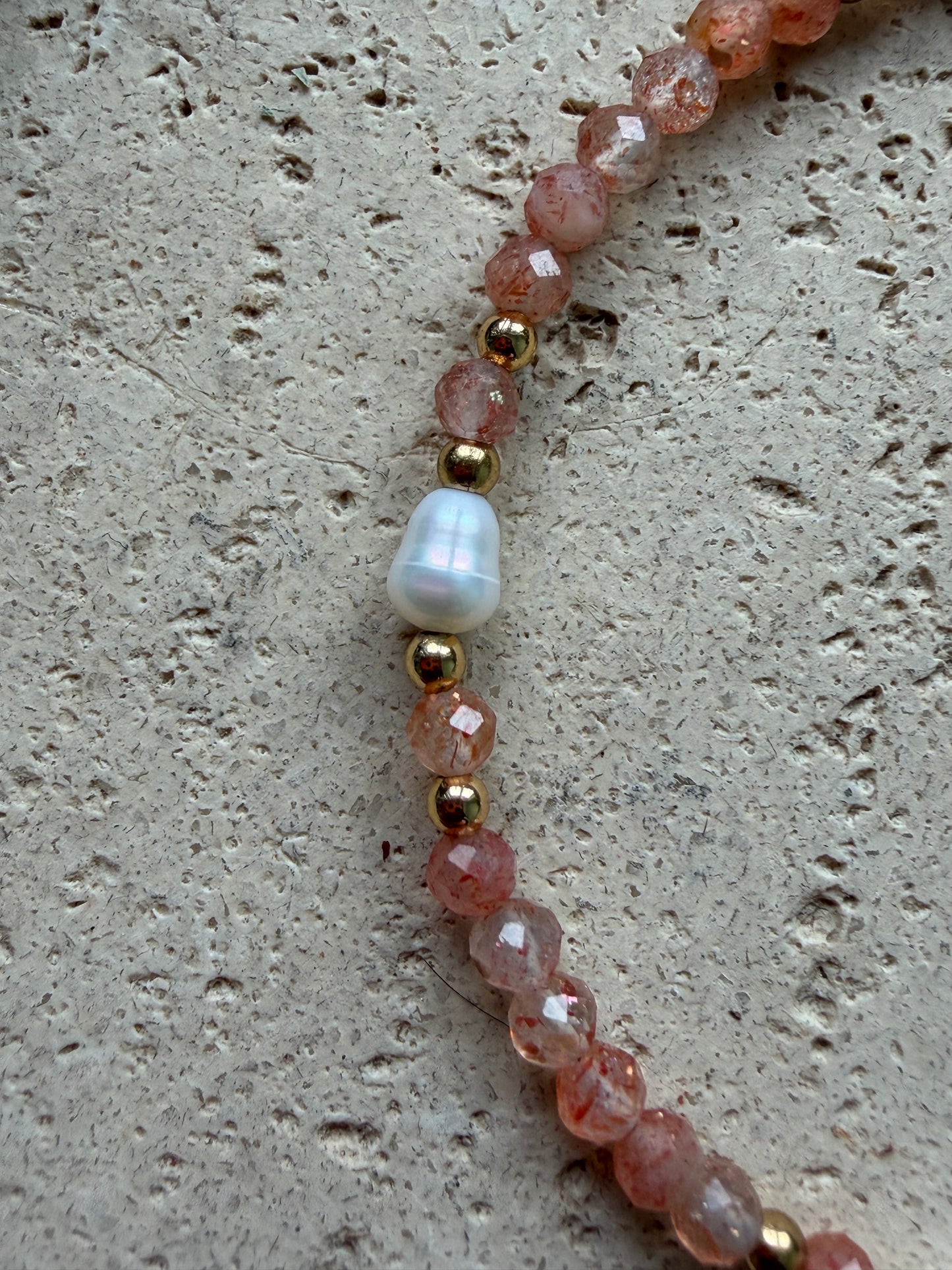 Sonnenstein Armband mit facettierten Natursteinen und Süßwasserperlen – verstellbar, goldfarben