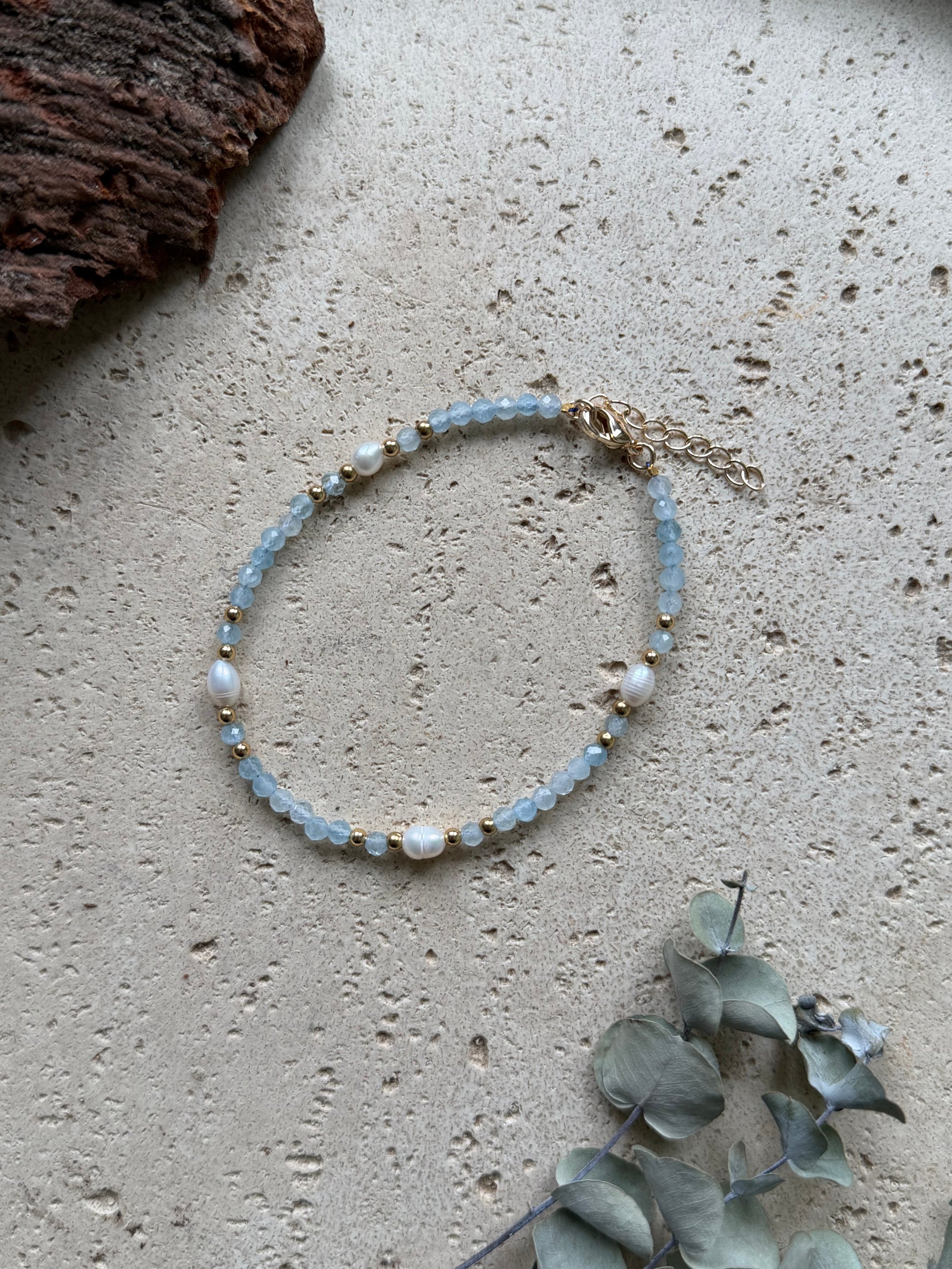 Aquamarin Armband mit facettierten Natursteinen und Süßwasserperlen – verstellbar, goldfarben