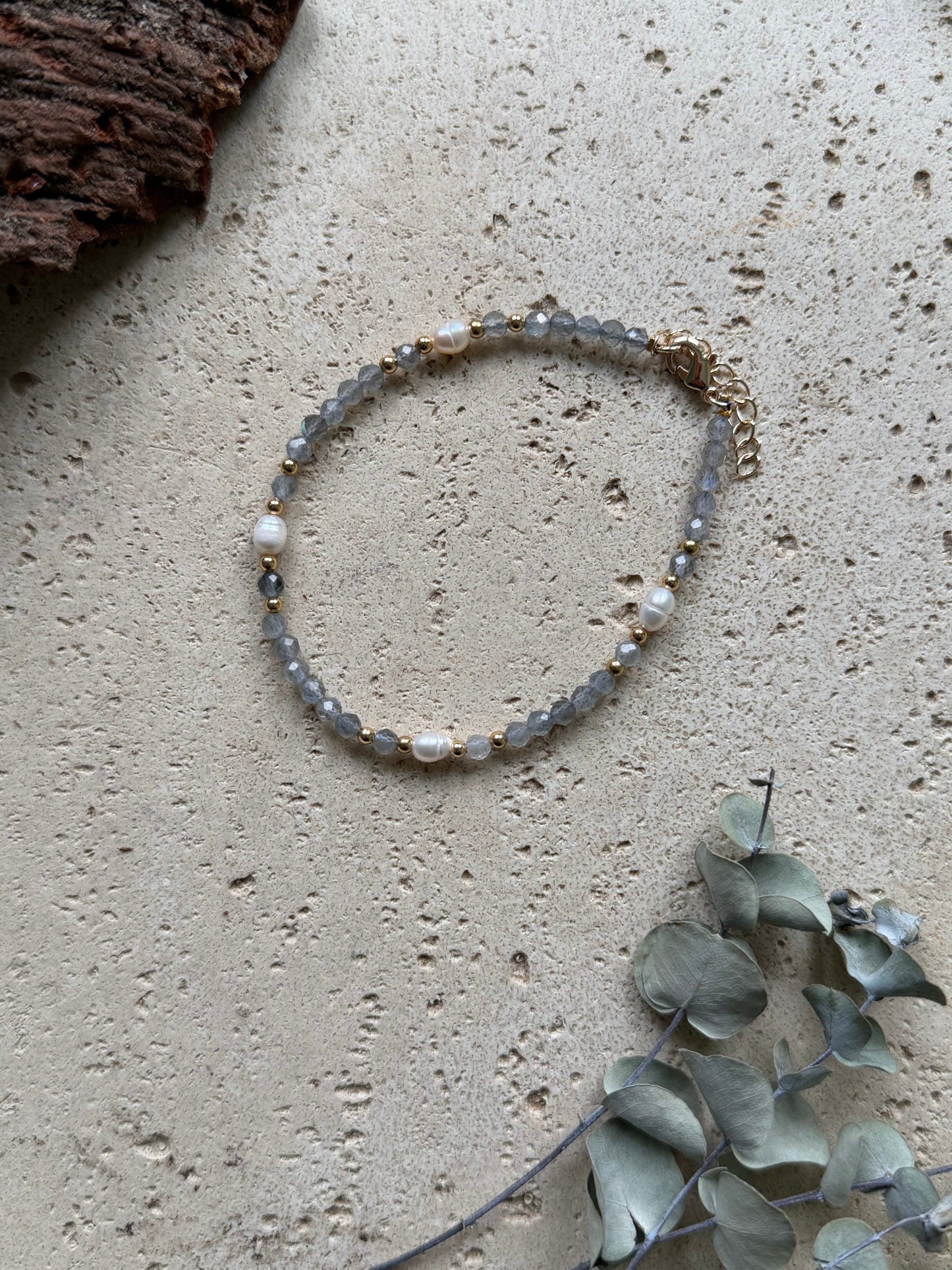 Labradorit Armband mit facettierten Natursteinen und Süßwasserperlen – verstellbar, goldfarben