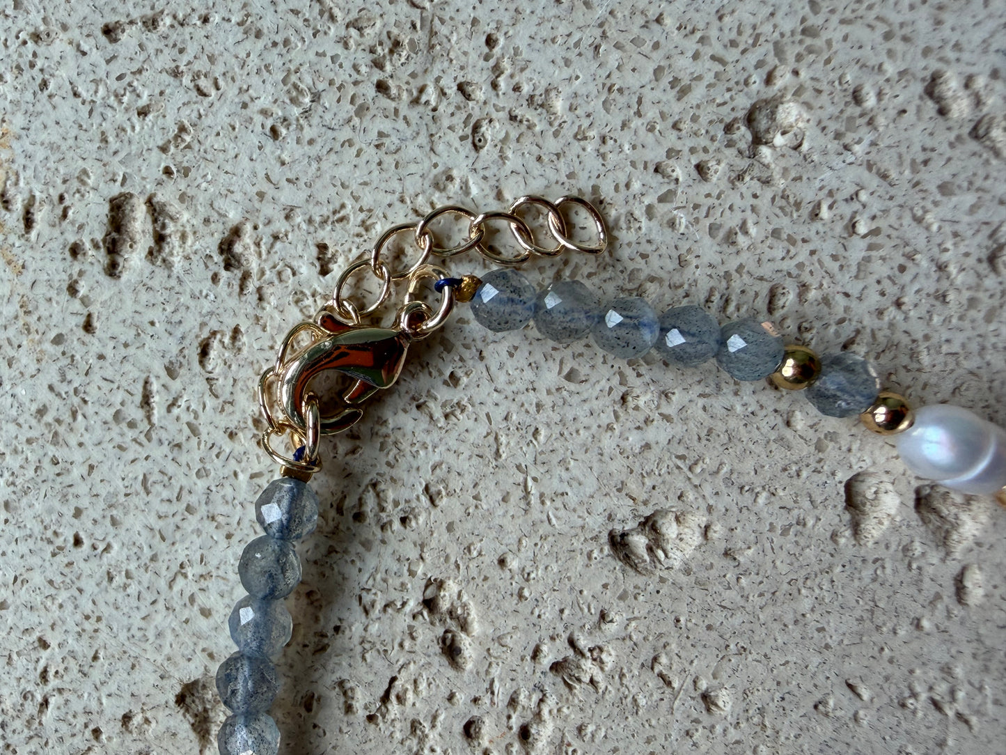 MAREA Collection - Labradorit mit Süßwasserperle Armband