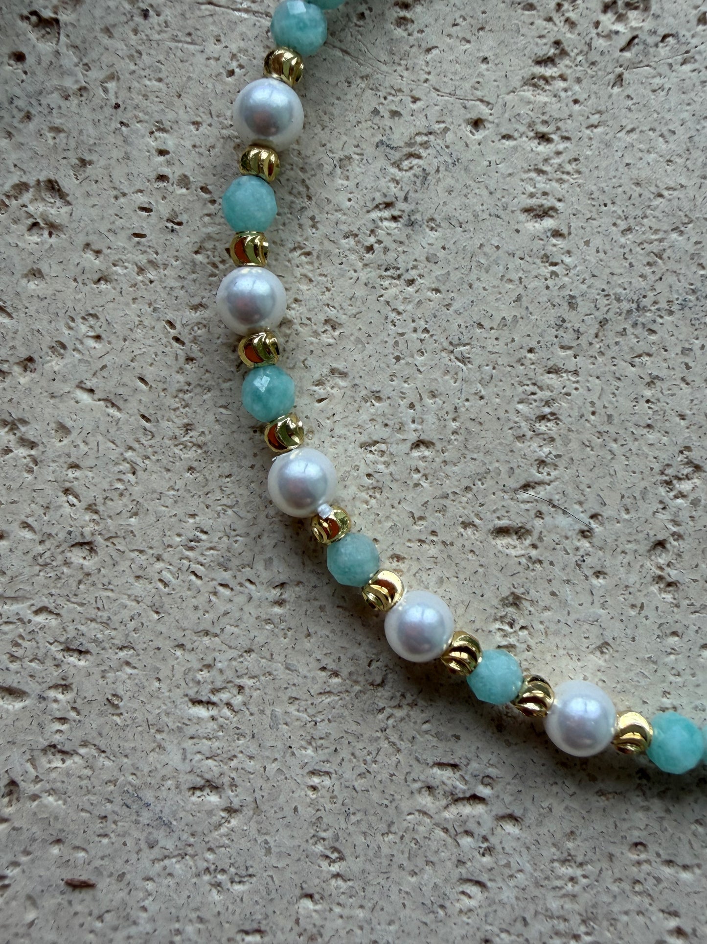 Amazonit Armband mit facettierten Natursteinen und Süßwasserperlen – verstellbar, goldfarben
