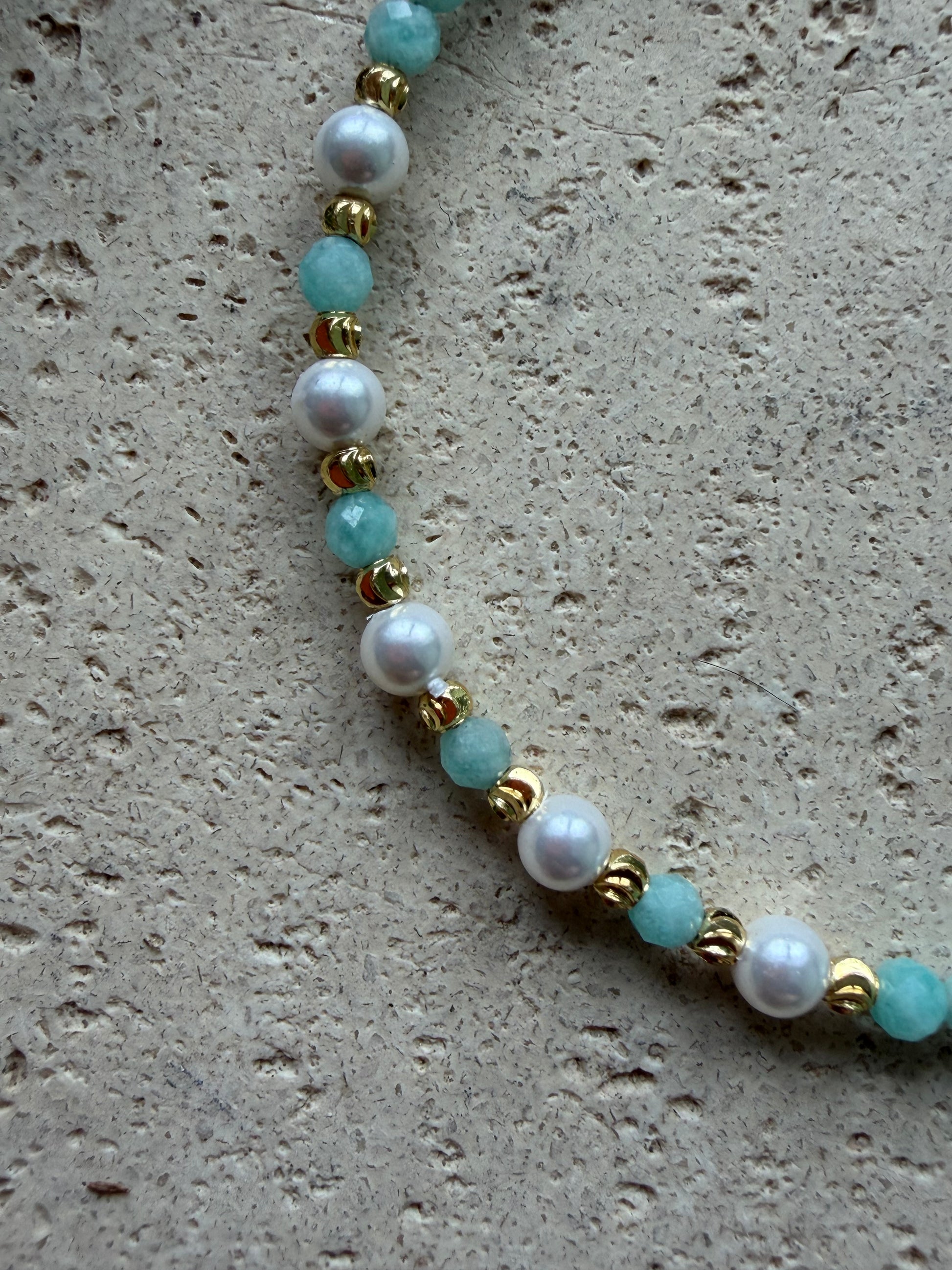 Amazonit Armband mit facettierten Natursteinen und Süßwasserperlen – verstellbar, goldfarben