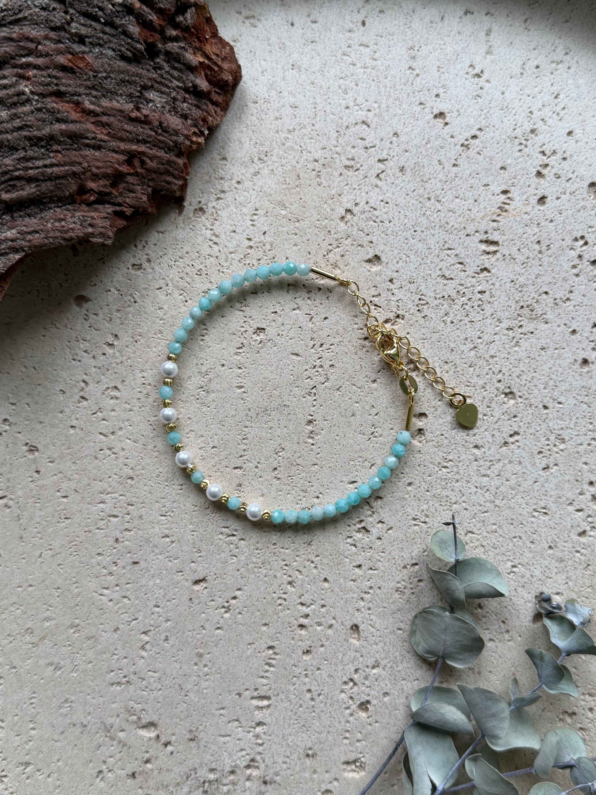 Amazonit Armband mit facettierten Natursteinen und Süßwasserperlen – verstellbar, goldfarben