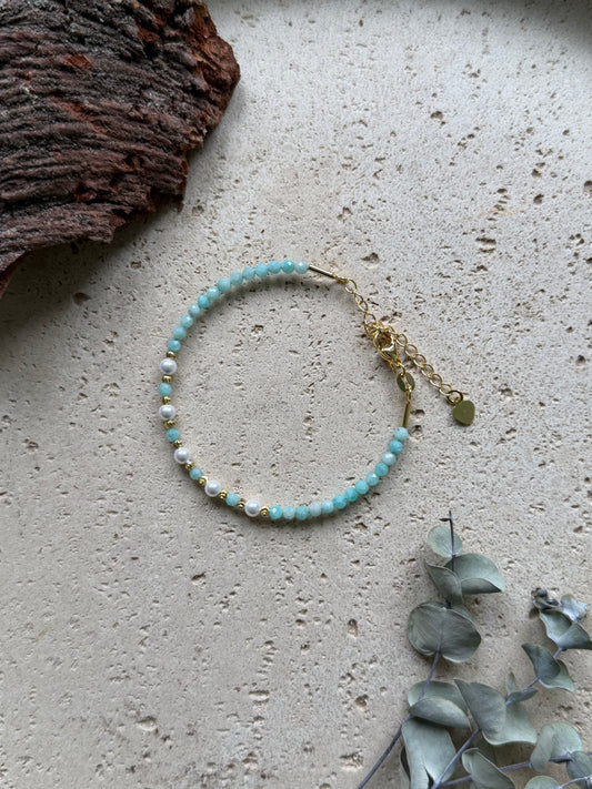 Amazonit Armband mit facettierten Natursteinen und Süßwasserperlen – verstellbar, goldfarben