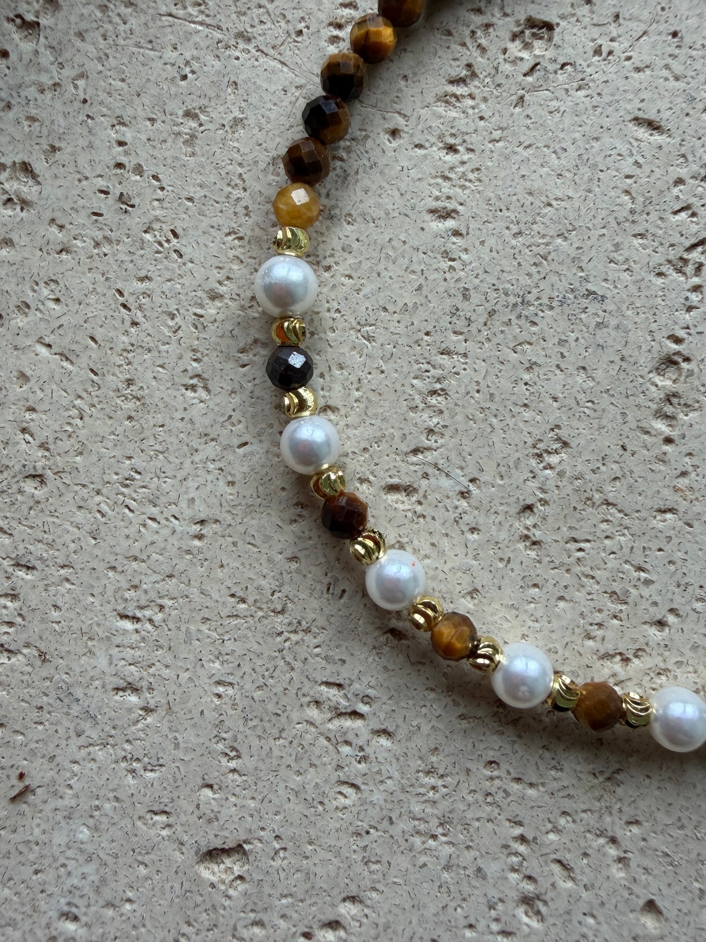 Tigerauge Armband mit facettierten Natursteinen und Süßwasserperlen – verstellbar, goldfarben