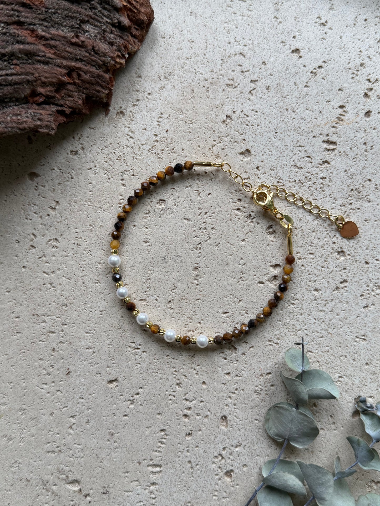 Tigerauge Armband mit facettierten Natursteinen und Süßwasserperlen – verstellbar, goldfarben