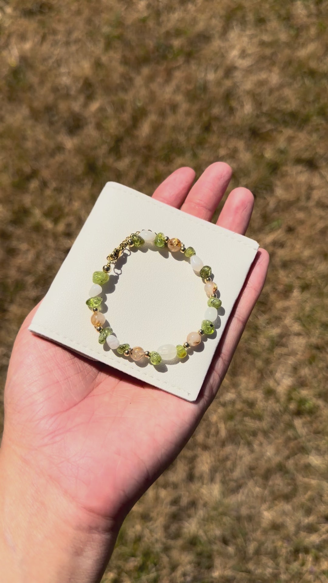 Handgefertigtes Earthlight Armband aus Peridot Mondstein und Rutilquarz mit goldfarbenen Edelstahlperlen